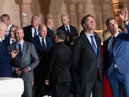 El presidente del Gobierno en funciones, Pedro Sánchez, habla con el primer ministro holandés, Mark Rutte, durante la III Cumbre de la Comunidad Política Europea, el 5 de ocutbre en el Patio de los Leones de la Alhambra.