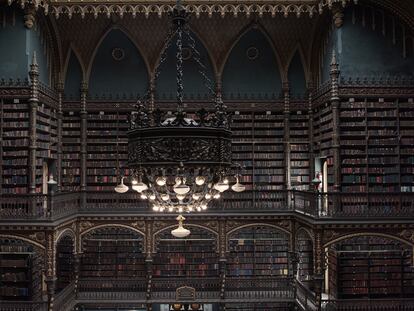 Detalles del salón principal del Real Gabinete Português de Leitura en la ciudad de Río de Janeiro, Brasil.