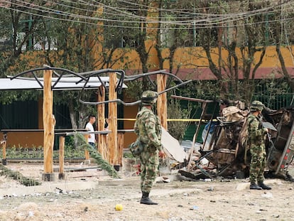 Militares junto a los restos de un coche bomba en Saravena, Colombia, el pasado 20 de enero.