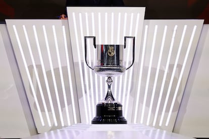 El trofeo de la Copa del Rey, expuesto en un sorteo.