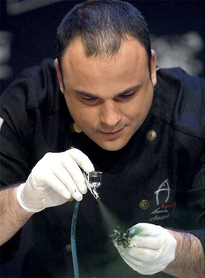 El inquieto cocinero gaditano Ángel León presentó en Madrid Fusión un nuevo invento relacionado con el medio que le apasiona, el mar. En esta ocasión las microalgas y el fitoplancton le sirvieron para lograr un aderezo, de intenso color verde y potente gusto marino.