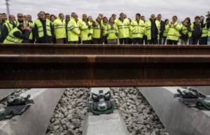 La ministra de Fomento, Ana Pastor (en el centro de la imagen), durante la visita que ha realizado hoy a las obras de electrificación de la línea férrea de ancho convencional Medina del Campo-Salamanca, acompañada del consejero de Fomento y Medio Ambiente de la Junta de Castilla y León, Antonio Silván (6d).