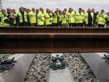 La ministra de Fomento, Ana Pastor (en el centro de la imagen), durante la visita que ha realizado hoy a las obras de electrificación de la línea férrea de ancho convencional Medina del Campo-Salamanca, acompañada del consejero de Fomento y Medio Ambiente de la Junta de Castilla y León, Antonio Silván (6d).