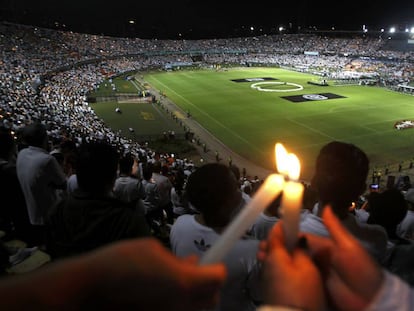 Homenagem às vítimas da tragédia com o voo da Chapecoense em Medellín, na Colômbia: estádio onde seria a final ficou lotado.