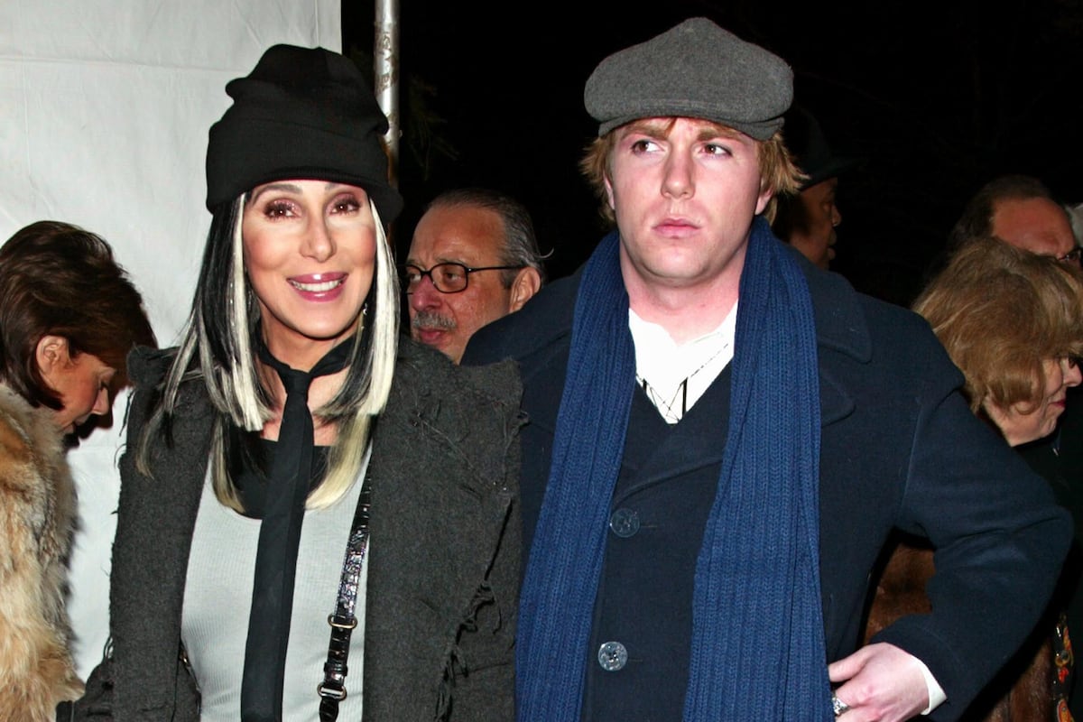 Cher solicita la custodia legal de su hijo Elijah, ingresado en un hospital psiquiátrico, afirmando que gasta todo su dinero en hoteles y drogas