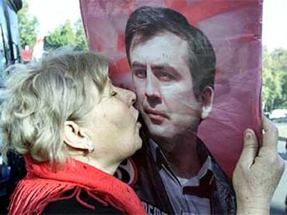 Una georgiana besa un cartel con la cara del líder opositor Saakshvili.