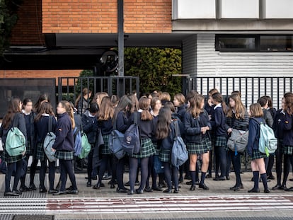 Entrada del colegio Guadalaviar, en Valencia, un concertado que segrega por sexo, el pasado mes de febrero.