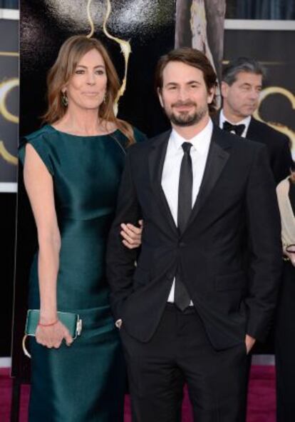 La directora de cine Kathryn Bigelow con Mark Boal, a su llegada a los premios Oscar.