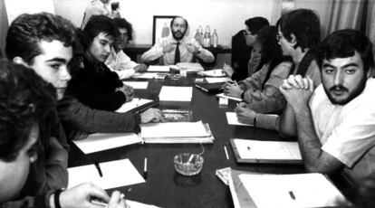 Rubalcaba, secretario de Estado de Educaci&oacute;n, con un grupo de alumnos en 1986. 