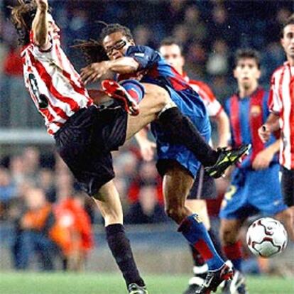 El reciente fichaje del F.C. Barcelona, el holandés Edgar Davids, pugna por el balón con Gurpegi del Atlhetic.