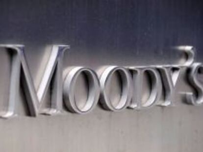 Logo de la agencia de calificación Moody's en la fachada de su sede en Nueva York (EEUU).