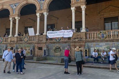 Miembros de la Plataforma Gambogaz tras entregar al Gobierno un escrito para que investigue la viabilidad jurídica de la expropiación del cortijo de Queipo de Llano en Sevilla.
