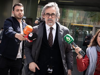 El abogado de Dani Alves, Cristóbal Martell, este lunes en Barcelona.
