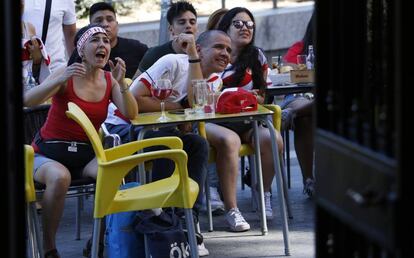 Aficionados peruanos ven el Francia-Perú del Mundial de Rusia 2018 en el mesón A Ribeira de Madrid.