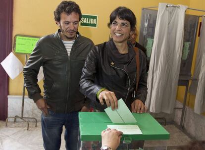 La candidata de Podemos a la presidencia de la Junta de Andalucía, Teresa Rodríguez, ejerce su derecho al voto en la sede de Correos de Cádiz.