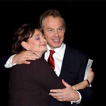 Tony Blair abraza a su esposa, Cherie, tras ganar su escaño de diputado en el norte de Inglaterra.