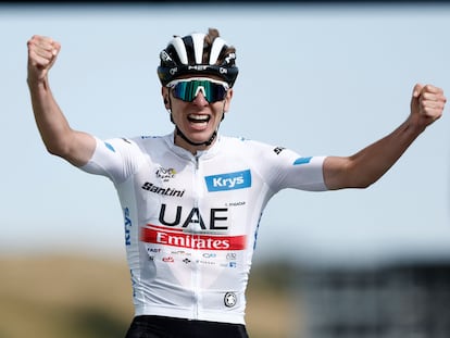 Tadej Pogacar tras cruzar la meta de la 20ª etapa del Tour de Francia.