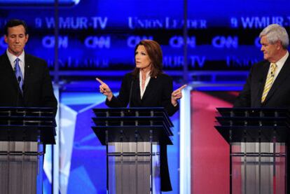 La congresista del Tea Party Michele Bachmann, flanqueada por Rick Santorum (izquierda) y Newt Gingrich, en el debate.