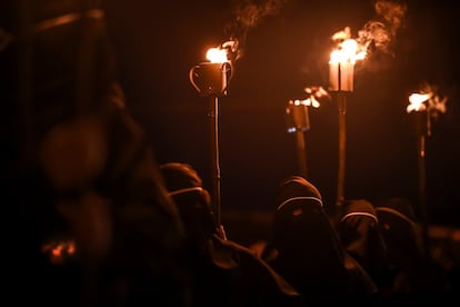 O percurso de aproximadamente três quilômetros tem início no adro da igreja de São Francisco de Assis e termina na igreja de Nossa Senhora das Dores.