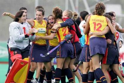 La selección española celebra la victoria ayer contra China en el Mundial de hockey femenino.