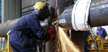 Un trabajador en el astillero de La Coru&ntilde;a.