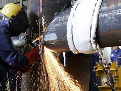 Un trabajador en el astillero de La Coru&ntilde;a.