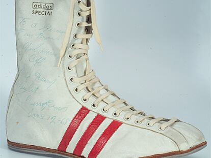 Las zapatillas usadas por Muhammad Alí antes de que le retiraran la licencia.
