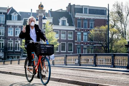 Un hombre circula en bicicleta en Ámsterdam el 16 de abril.