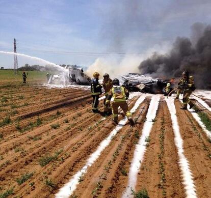 Foto facilitada por los Bomberos de Sevilla durante las labores de rescate del aparato siniestrado junto al aeropuerto de San Pablo de Sevilla.