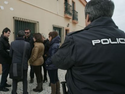 Los t&eacute;cnicos de la consejer&iacute;a con los due&ntilde;os de las casas ilegales de Tabarca. 