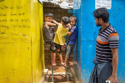 Del casi millón de personas que vive en los campamentos en Cox's Bazar, la mitad son menores de edad. En la imagen, unos niños juegan y sonríen, el 24 de agosto de 2022. Sobre cómo se encuentran, desde Save the Children aseguran que además de estar preocupados por su seguridad –dos tercios de ellos no se sienten más seguros ahora que cuando llegaron hace cinco años–, casi el 80% de los pequeños se sienten deprimidos en algún momento.
