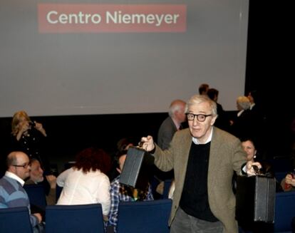 Woody Allen bromeaba con la prensa antes del concierto con su grupo, New Orleans Jazz Band, en la inauguración del Centro Cultural Internacional Oscar Niemeyer de Avilés, el 25 de marzo de 2011.