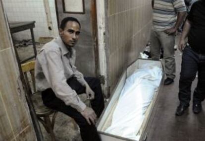 Un hombre en la morgue de Zeinhom.