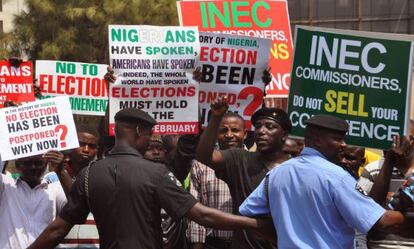 Manifestantes, el pasado febrero contrarios al retraso de las elecciones en Abuya.