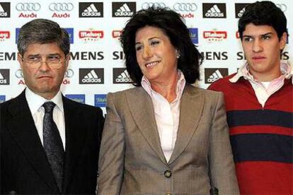 Fernando Martín, con su esposa y su hijo Javier, en la conferencia de prensa del jueves pasado.