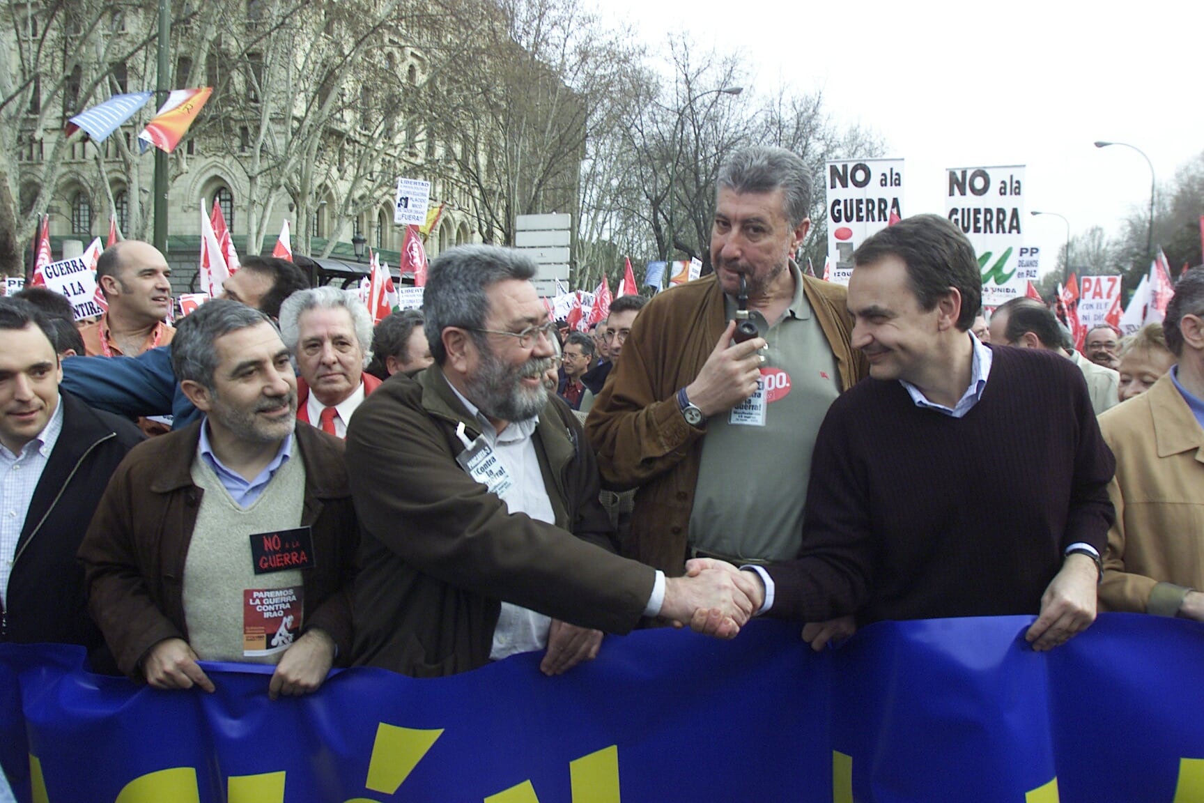 Manifestación en Madrid contra la guerra en Irak el 15 de marzo de 2003. Desde la izquierda, Rafael Simancas (PSOE), Gaspar Llamazares (IU), Cándido Méndez (UGT), José María Fidalgo (CC OO) y José Luis Rodríguez Zapatero (PSOE).