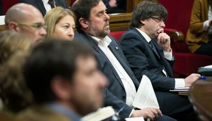 Carles Puigdemont, amb el vicepresident Junqueras i altres consellers del Govern.