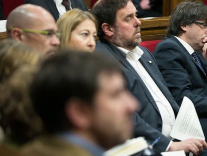 El presidente catalan, Carles Puigdemont (derecha) junto al vicepresidente Junqueras y otros consejeros del Gobierno.