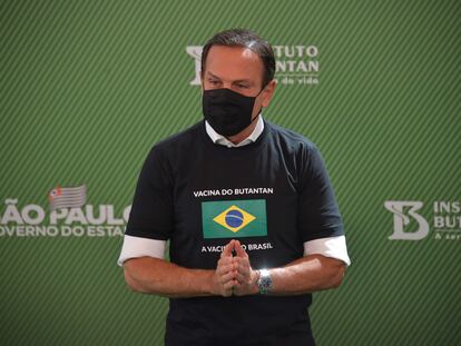 O governador João Doria participa do primeiro dia de vacinação contra a covid-19 em São Paulo, em 17 de janeiro.