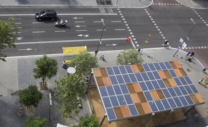 Pérgola fotovoltaica, con placas solares en la cubierta, en la plaza del Centro, Barcelona.