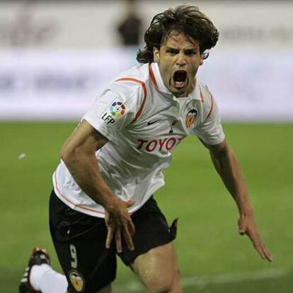 Morientes celebra su gol