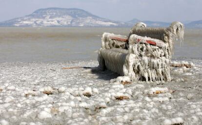 Banco cubierto de hielo en las orillas del Lago Balaton en Balatonfenyves, 155 kilómetros al suroeste de Budapest, el 16 de marzo de 2013.