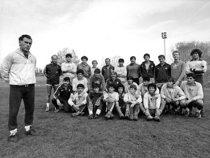 Amancio Amaro, a la izquierda, posa con jugadores y técnicos del Castilla, entre ellos los componentes de la llamada "Quinta del Buitre".