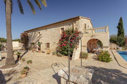 Vistas de ensueño para una casa con encanto entre vides y olivos en Mallorca.