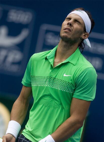 Nadal se lamenta tras un fallo contra Cilic.