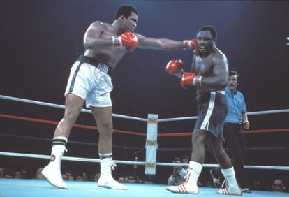 Los boxeadores Muhammad Ali y Joe Franzier se enfrentaron en el Madison Square Garden en 1971. Ese fue el primero de sus tres grandes peleas en el ring. La pelea rápidamente se convirtió en un asunto de tensiones raciales: Ali se identificaba como un luchador por los derechos civiles, mientras que él consideraba que Frazier no tenía “ninguna causa” y solo peleaba por “dinero”.  </br> En su tercer y último encuentro, Ali ganó a Frazier y se proclamó a sí mismo como “El más grande”. La rivalidad entre ellos nunca terminó. En 1996, en su autobiografía ‘Smokin’ Joe, Frazier’, escribió: "La gente me pregunta si me siento mal por él, ahora que las cosas no van tan bien para él. Y la verdad es que no, a mí me importa un bledo”. En 2011, durante una entrevista con el ‘New York Daily News’, Frazier afirmó haber seguido adelante: "Lo perdoné por todas las acusaciones que hizo a lo largo de los años".
