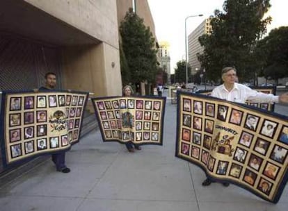 Miembros de la Red de Supervivientes de Abusos de Sacerdotes se manifiestan en Los Ángeles en 2006.