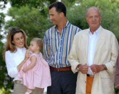 Fotograf&iacute;a de archivo tomada el 08 de agosto de 2006, del Rey Don Juan Carlos, junto a los Pr&iacute;ncipes de Asturias y su nieta, la infanta Leonor