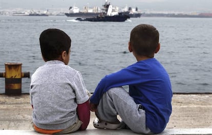 Dos niños en las instalaciones para refugiados en Skaramangas, cerca de Atenas.