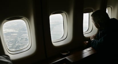 El presidente George W. Bush mira a través de la ventanilla de Air Force One mientras sobrevuela Nueva Orleans en agosto de 2005, inspeccionando los daños causados por el huracán Katrina.